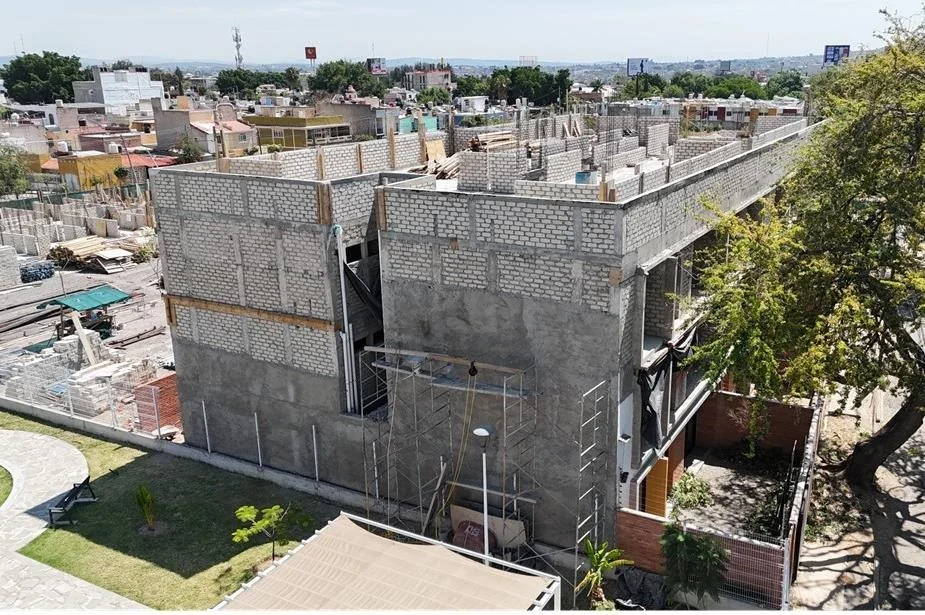 Fachada oriente de la Torre 1 en acabados