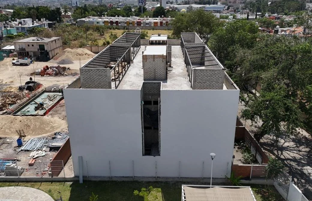 Torre 1 en acabados y cimentación de la Torre 2