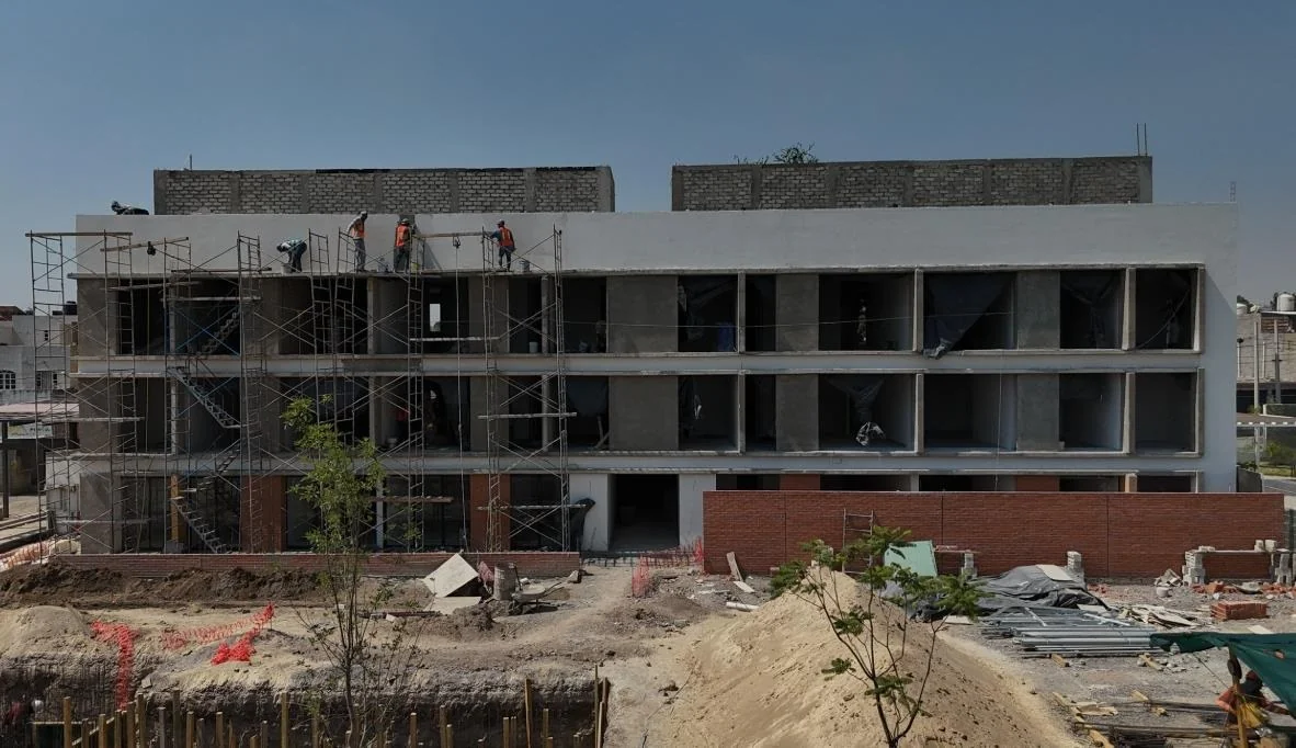 Fachada de la Torre 1 con andamios en acabados