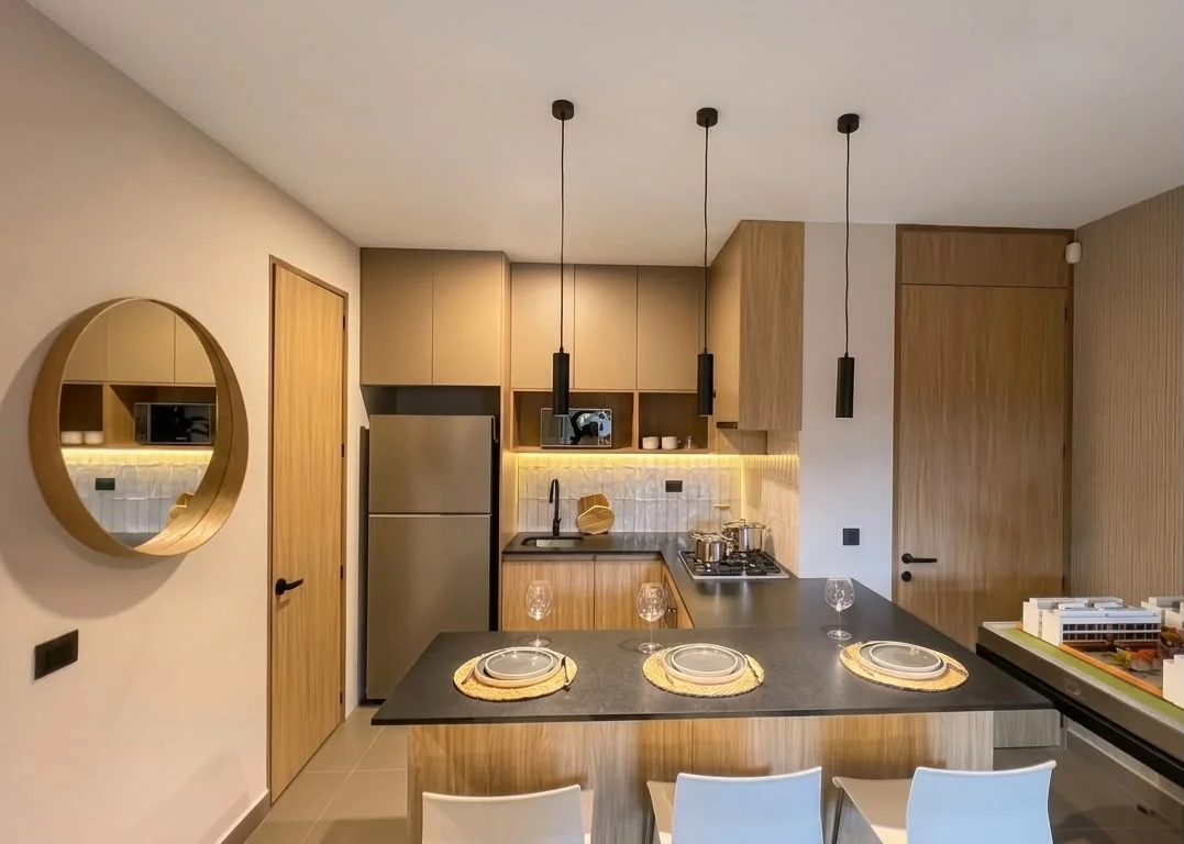 Cocina del departamento muestra con barra desayunadora y alacena de piso a techo