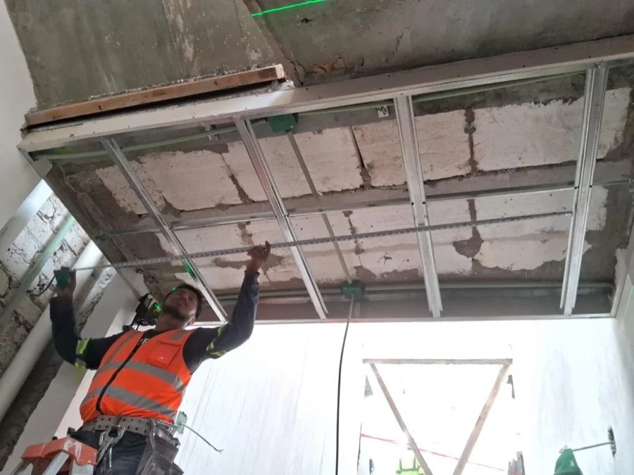 Instalación de plafones en interiores