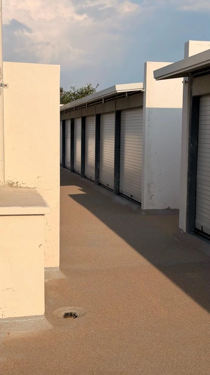 Bodegas privadas de la Torre 1 con su cortina instalada