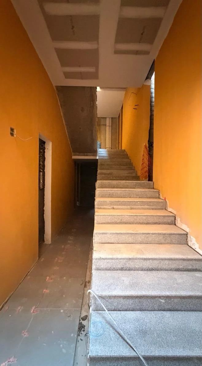 Escalera y pasillo de la Torre 1 con el piso colocado