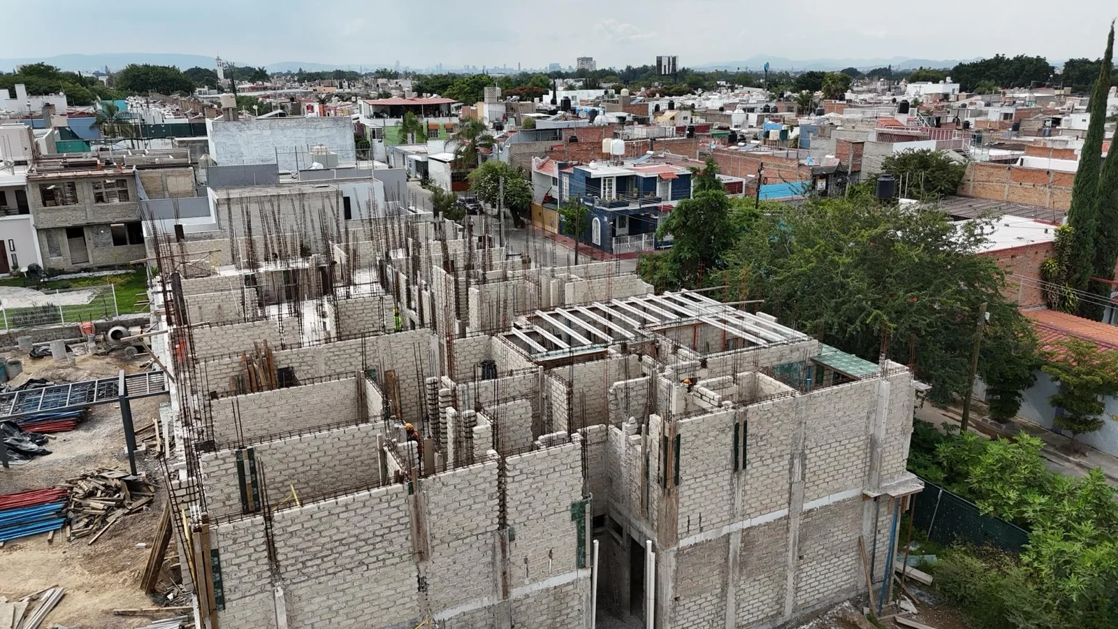Muros y castillos de la Torre 2 en crecimiento, vistos desde el aire