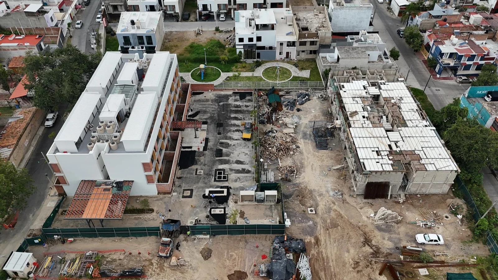 Vista aérea del conjunto con la Torre 1 terminada y la Torre 2 en estructura