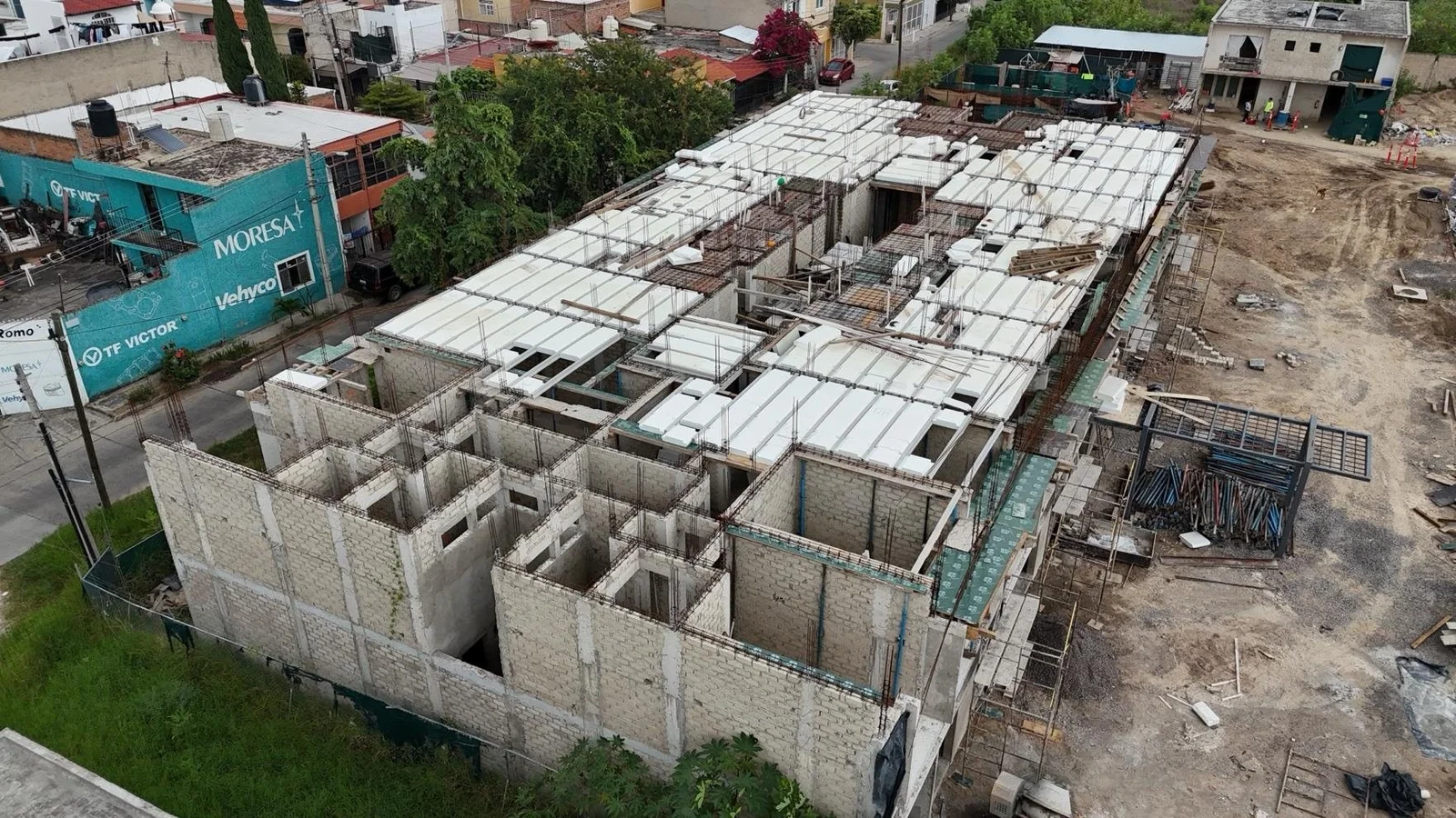 Torre 2 con la losa del primer nivel colocada y los muros de planta baja levantados